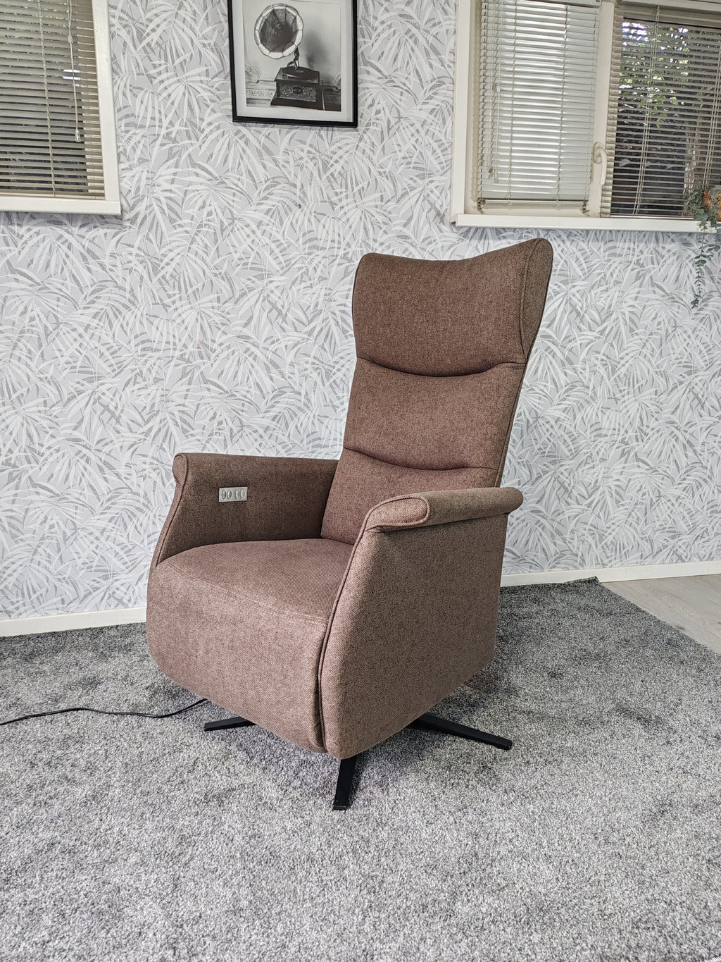 Prominent Wilson sta op stoel relax fauteuil