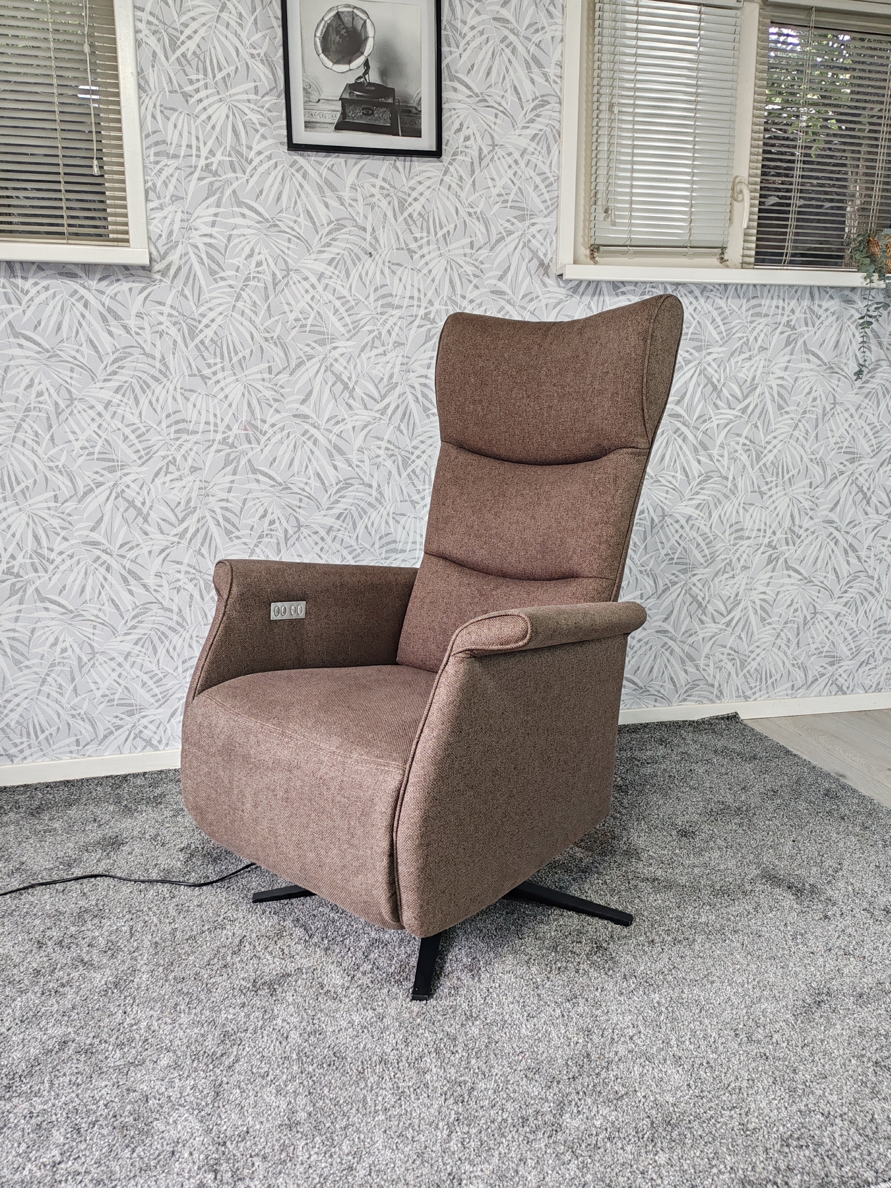 Prominent Wilson sta op stoel relax fauteuil