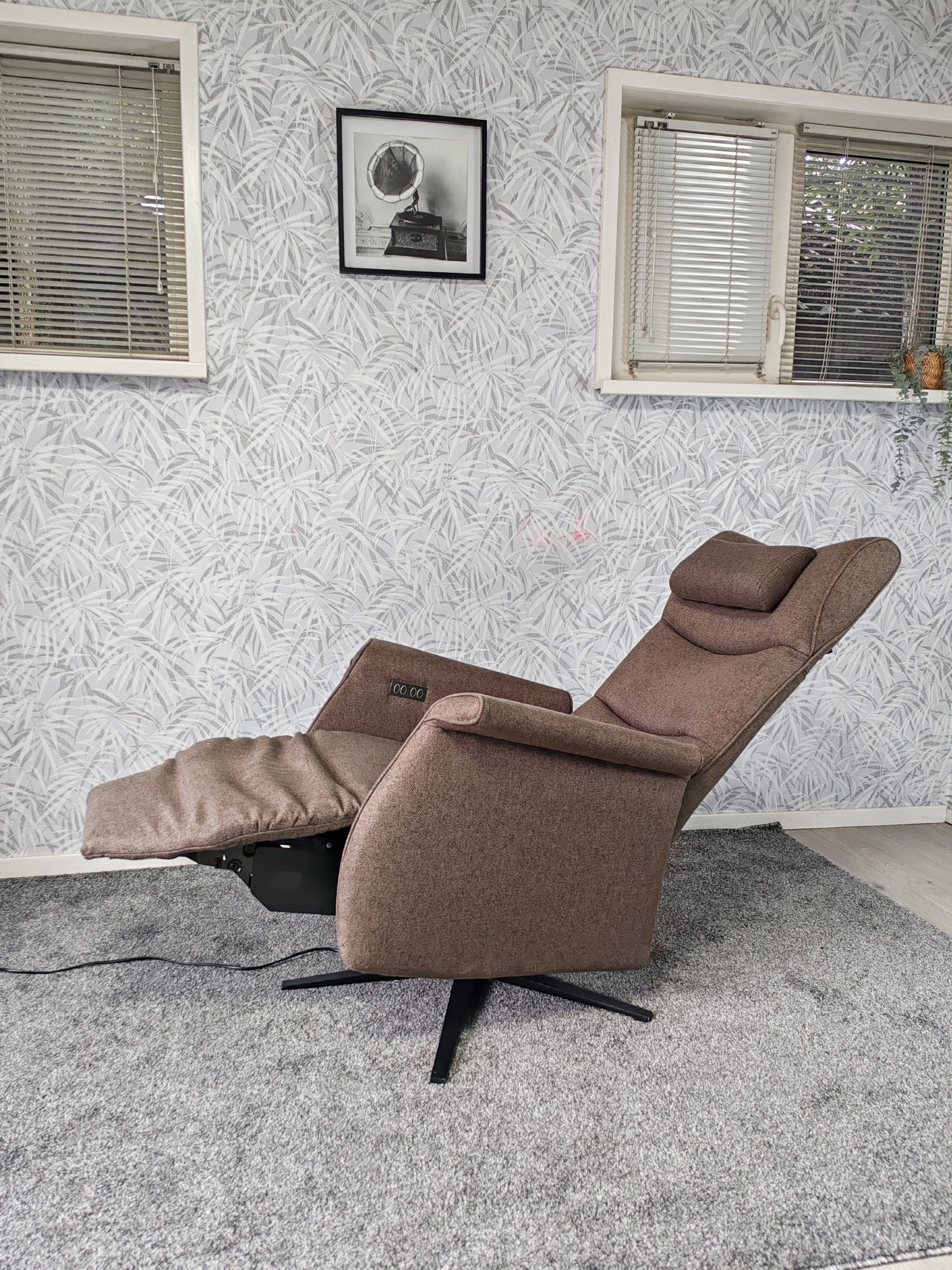 Prominent Wilson sta op stoel relax fauteuil