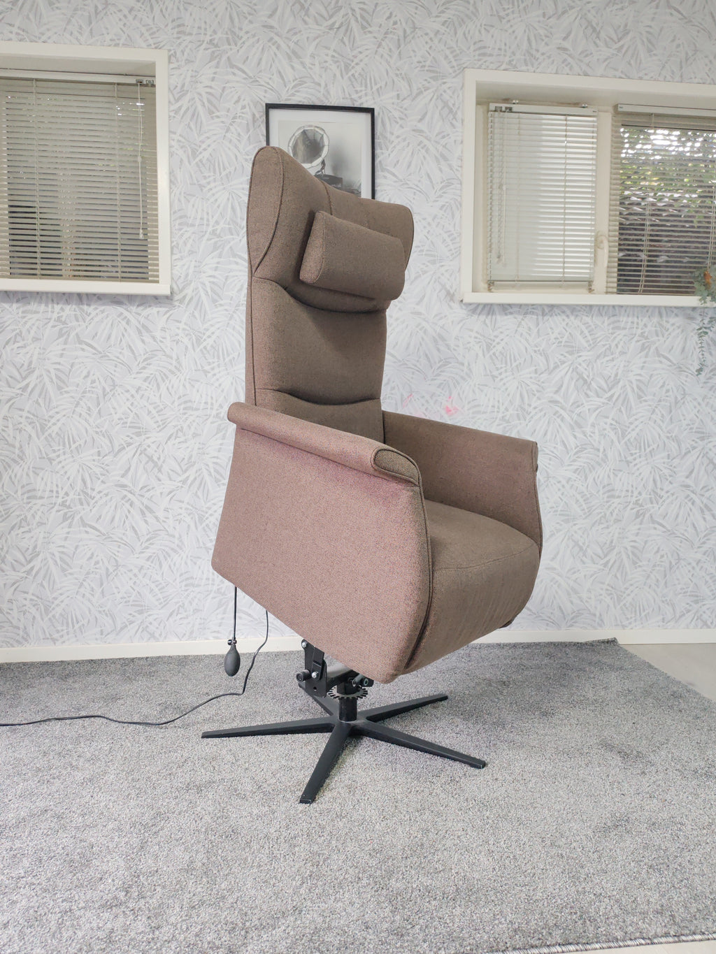 Prominent Wilson sta op stoel relax fauteuil