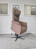 Prominent Wilson sta op stoel relax fauteuil