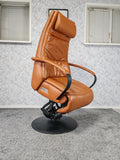 Prominent Humberto Tan leren sta op stoel relax fauteuil