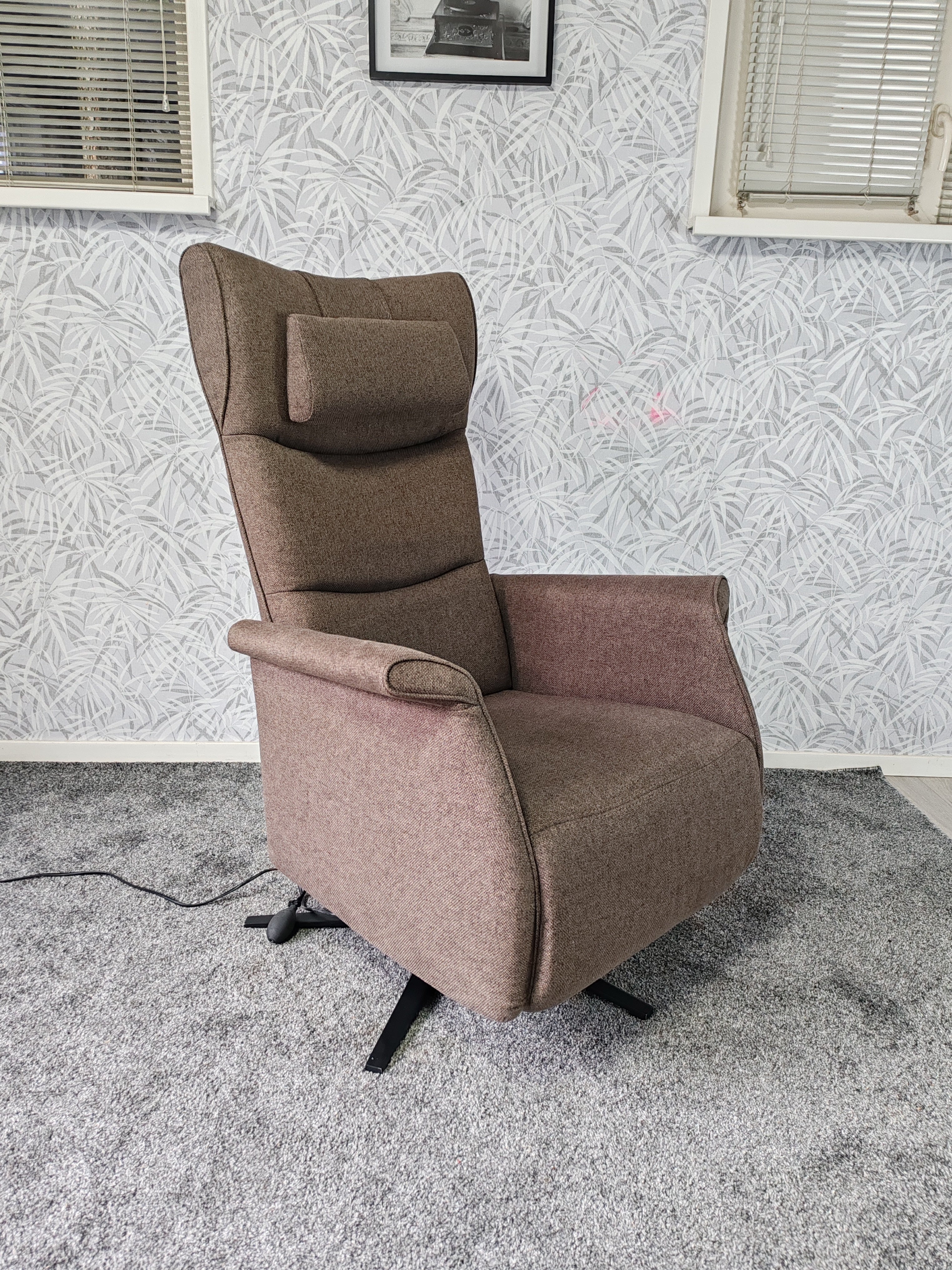 Prominent Wilson sta op stoel relax fauteuil