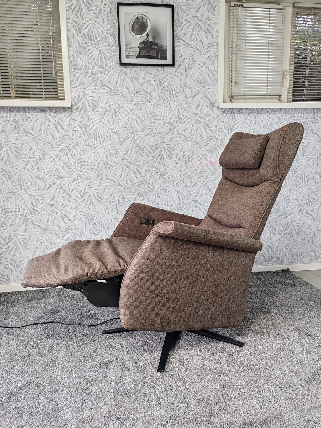 Prominent Wilson sta op stoel relax fauteuil