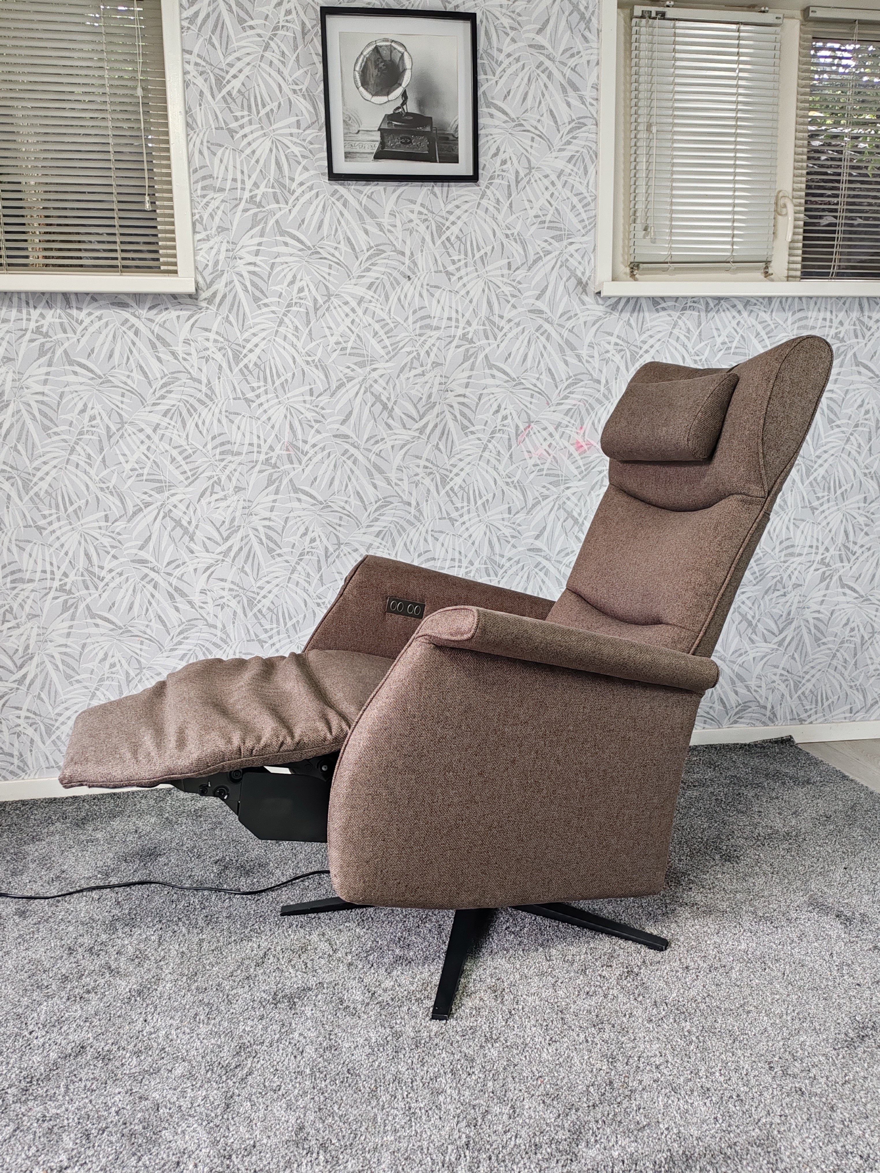 Prominent Wilson sta op stoel relax fauteuil