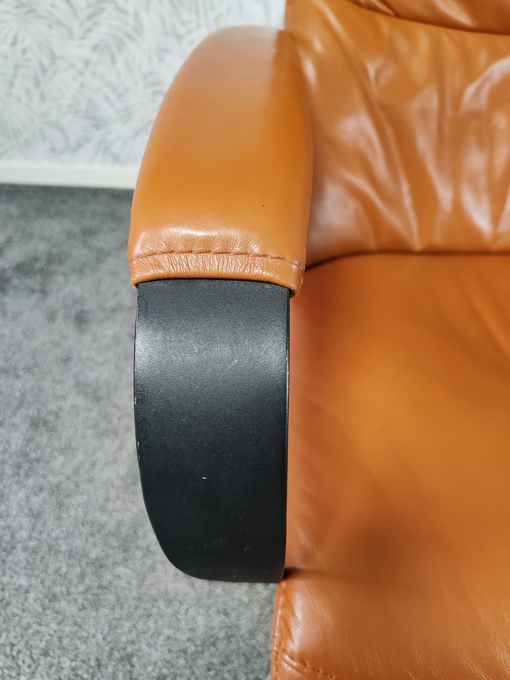 Prominent Humberto Tan leren sta op stoel relax fauteuil